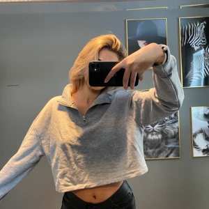 Collegetröja - Tröja med dragkedja, storlek xs/s knappt använd 