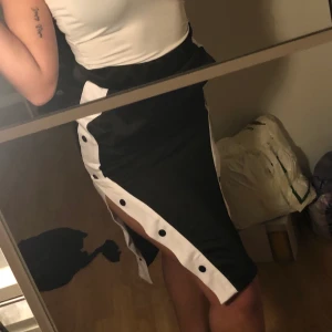 Jätte fin kjol - Går att öppna den på båda sidorna, eller ha dom stängda. Stretchig 