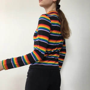Monki rainbow polo S - Snygg att styla med en t-shirt ovanpå eller bara som den är! Jag gillar att vika ner kragen (som på de två första bilderna). Använd fåtal gånger🦋