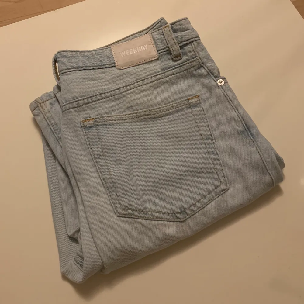 SÄNKT PRIS!!! Superfina jeans i modellen row från Weekday. Sparsamt använda och i superfint skick. Storlek 27/30 tts. 200 kr + frakt 66 kr. 💞💞 . Jeans & Byxor.