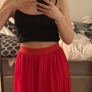 Kjol - Plisserad kjol fårn NAKD, stl xs och säljs då den aldrig kommit till användning❤️passar även stl runt om då den har resor i midjan