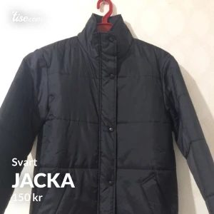 Jacka - Svart jacka storlek 34/35 i gott skick .