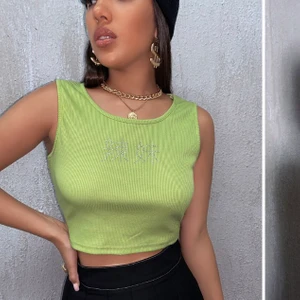 Tröja  - Säljer denna snygga topp. Storlek M men den är väldigt liten så passar en XS/S. Aldrig använd! 50kr+frakt eller köpt direkt för 100kr+frakt. 