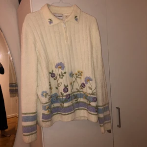 Vintage pastelltröja med halv zip - Mysig tröja med söta pastellblommor. Vintage storlek M, snyggt oversize på mindre. 200kr.