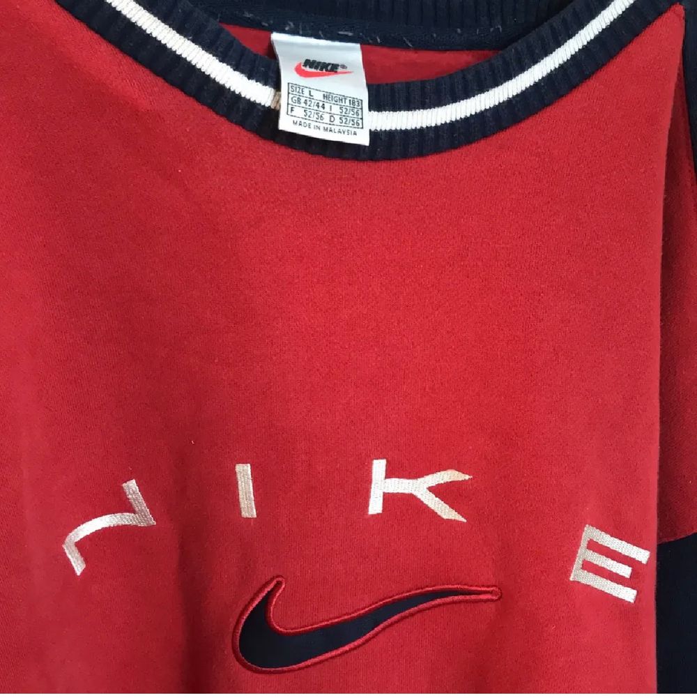 BIDGIVNING AVSLUTAS ONSDAG kl. 18! Säljer min SKITSNYGGA vintage Collegetröja från Nike, äkta såklart från 90-talet Säljer igen pga oseriösa köpare! BUDA I KOMMENTARERNA! Säljer direkt för 1000kr! 💓💗💖 Jättebra skick! Frakt tillkommer på 66kr ifall du inte skriver in det i budet ❤️ . Tröjor & Koftor.