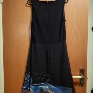 The nightmare before Christmas klänning - Sparsamt använd klänning i storlek L. Lite noprig under armarna men ingenting man tänker på. Dragkedja i ryggen.