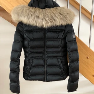 Calvin Klein Jacka - Tjock vinterjacka i storkel XS, funkar även för S.  Den är i bra skick. Väldigt fin på och pälsluvan är väldigt stor och mysig. nypris: 1400