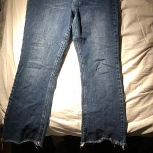 Mörkblåa jeans från Gina Tricot. Skulle säga att de är mid waist, och vidgar ut sig lite i slutet. Storlek 42