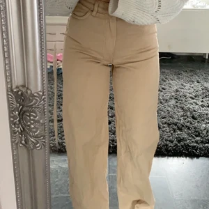 Strl 27 - YOKO - Jeans straight leg, använda cirka 2 gånger och sitter jätte fint på men får inte användning utav de så därför väljer jag att sälja de, köparen står för frakt, pris för frakt är beroende på budningen, nypris 400kr