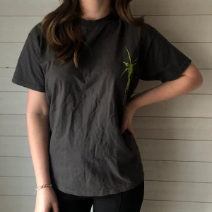 T-shirt med tryck - T-shirt Färg: mörkgrå Fler bilder? Kontakta oss!