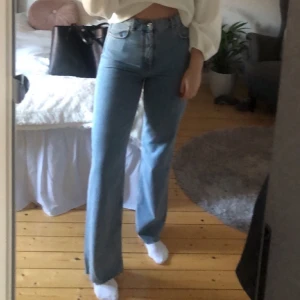Jeans från Zara - Straight jeans från Zara, lite använda. Tar swisha & kan fraktas 💕 Storlek: 40 
