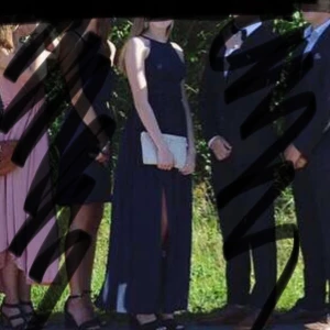 Balklänning  - Säljer min balklänning från nian. Den har en slits på höger ben och har en öppning i ryggen. Man ställer själv in hur tajt det ska sitta runt nacken. Är storlek S men passar även M. Jag är ca 170 och hade kanske höga klackar på mig. Ny pris 700kr. Frakt tillkommer