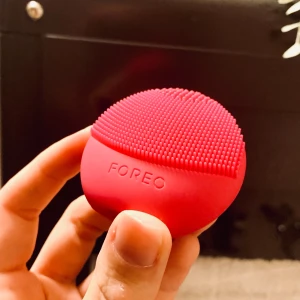 FOREO (mini) - Används till ansiktstvätt, anpassar sig perfekt för ansiktet. Går inte att ladda utan när den tar slut så är det slut men jag har inte använt den många gånger så den lär hålla minst ett år till. 200kr inklusive frakt 