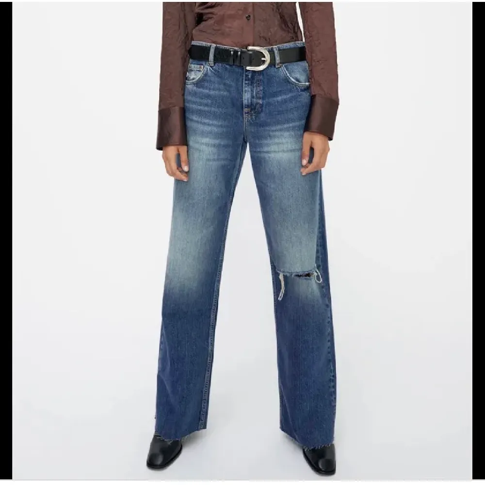 zara jeans i storlek 36! Superfint skick!! Hör av er om det är några frågor.. Jeans & Byxor.