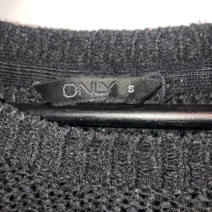 Stickad svart tröja  - Hej! Denna svarta stickade tröja är köpt på salt men används inte längre. Men det kanske just du vill?Pris: 50kr utan frakt Originalpris: 200kr  