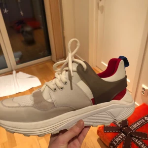 DONDUP SKOR D-ONE - !!!INTRESSEKOLL!!! Aldrig använda dondup D-one skor. Lådan finns kvar med några skavanker 