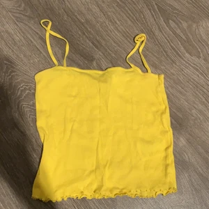 Gul topp - Topp från hm. Väldigt fin till sommaren men tyvärr har jag växt ur den.