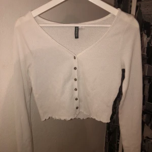 Tröja - Säljer denna tröja från hm i storlek medium, skulle säga att den passar en small också. 50kr eller bud om flera är intresserade☺️ frakt betalas av köparen!