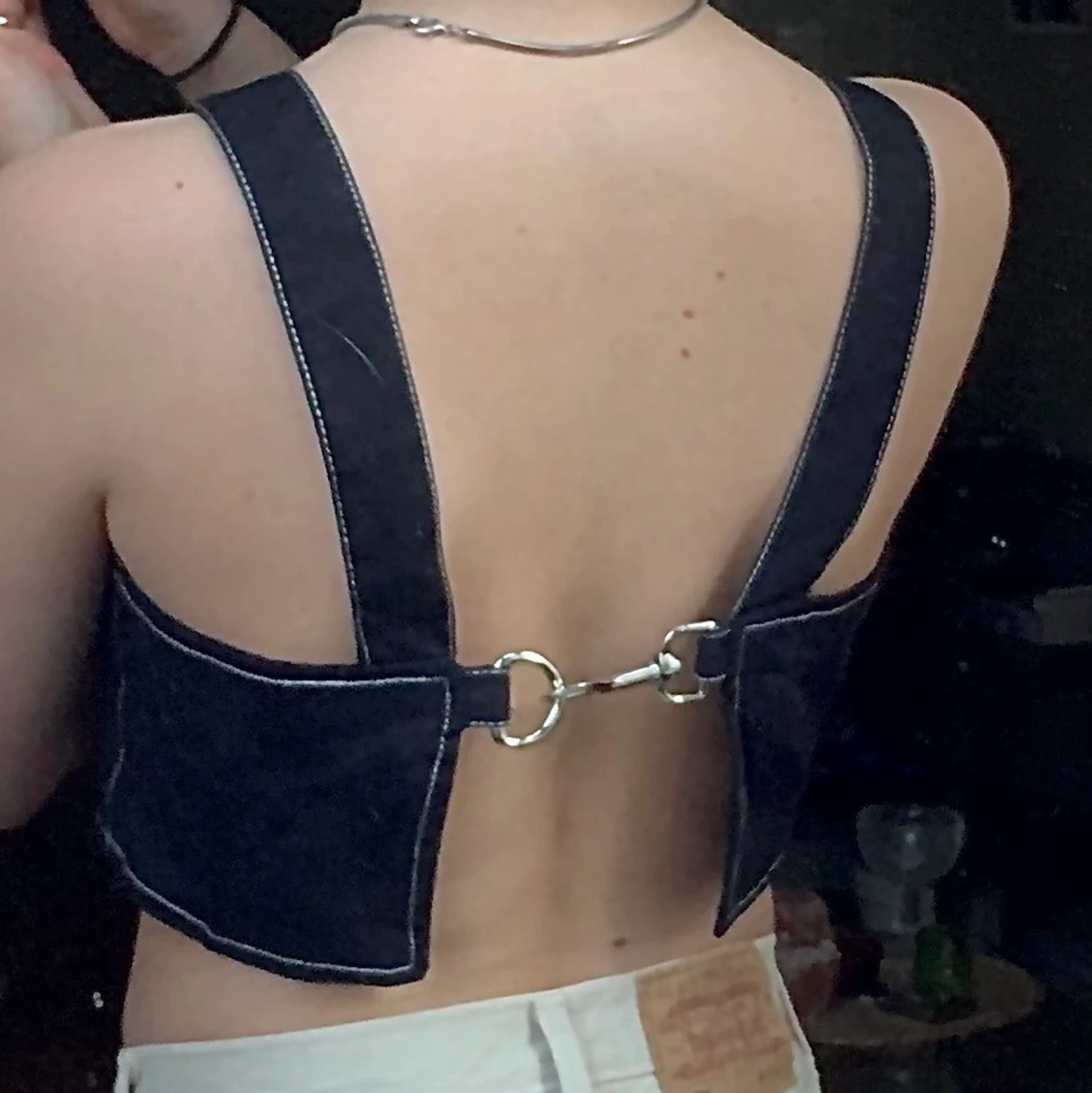 Svart crop top med karbinhake - 90