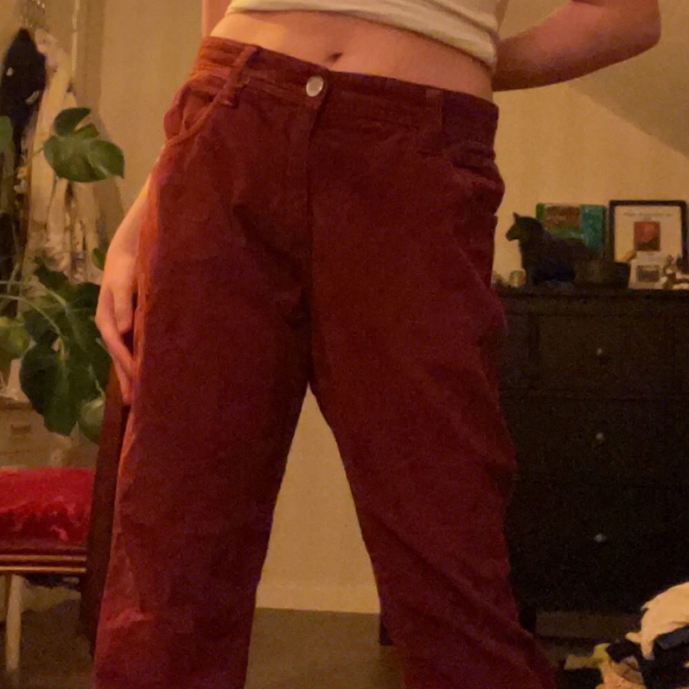 dessa röda Manchester jeans är sååå fina men de passar tyvärr förfärligt på mig då jag slarvat och inte kollat storleken ordentligt när jag köpt de, står inte storlek men tror förmodligen att de går upp i L då de passar min pappa lite tight och han har ca XL i storlek. Vet inte ålder på jeansen men det är jättebra kvalite! tar emot bud och byte mot andra klädesplagg, frakt diskuteras! <3. Jeans & Byxor.