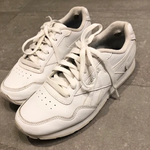 REEBOK strl 37 - Skor från Reebok, hål vid hälen(syns på bild 1). Annars bra skick!