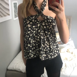 Blus från Zara - Trendig tröja/blus från Zara. Alldrig använd.