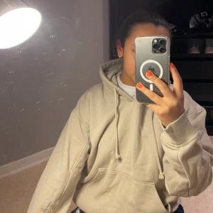 Beige Weekday hoodie - Jätte fin beige hoodie från Weekday, använd fåtal gånger storlek XS men passar också en S. Köpt för 350kr