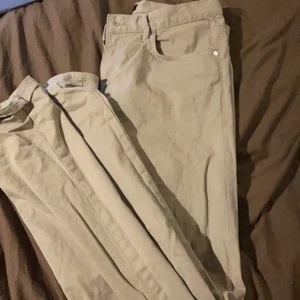 Hm jeans - Ett par beiga jeans ifrån hm, dock har dom några små fläckar och därför är det så billigt pris 