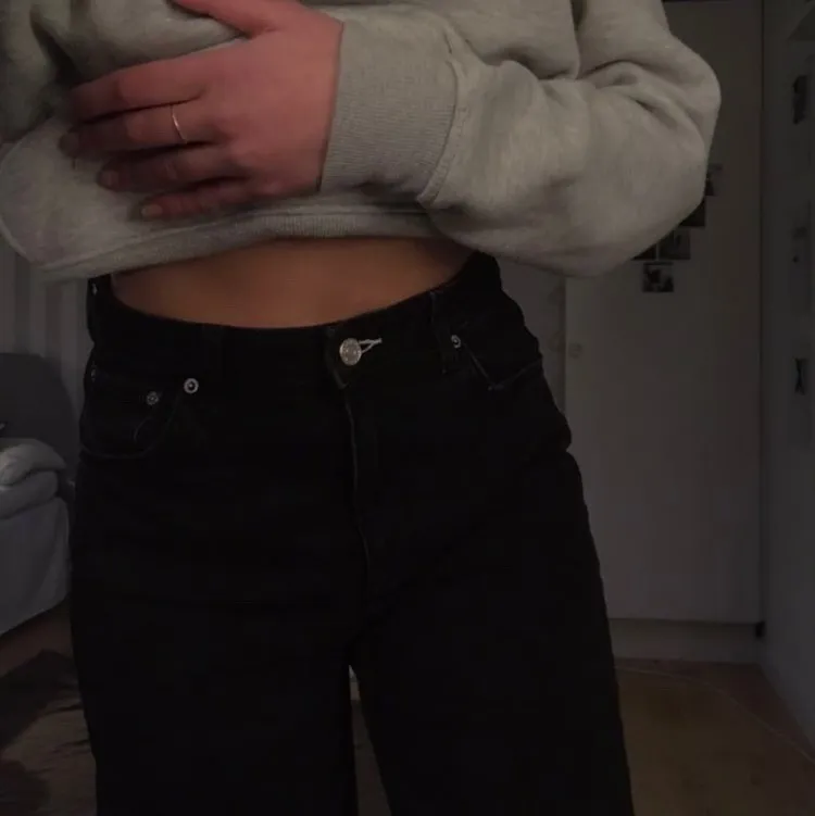 Jeans från weekday i storlek W30 L32. Skulle säga att dom passar M, lite för korta för mig som är 175 så passar fint om man är kortare❤️ frakt tillkommer. Jeans & Byxor.