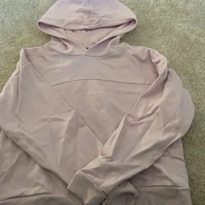 Huvtröja!  - Supersöt huvtröja från stadium. Säljs för att den inte kommer till användning. Hör av er om ni undrar något! 