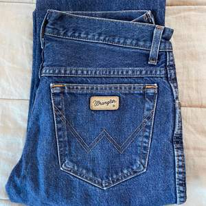Raka vintage jeans från Wrangler i bra begagnat skick. Osäker kring storleken då lappen är utsuddad, skulle säga 36/38