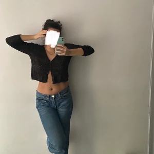 Stickad kofta! - söt kofta! Den ser brun ut på bilderna men tyget är egentligen svart med bruna glitter ”trådar” i. Sista bilden beskriver färgen bäst, men fråga gärna för fler bilder!!!❤️ jag på bilden är M och den sitter inte tajt på mig! Möts på söder annars står köparen för frakt på 45kr✨