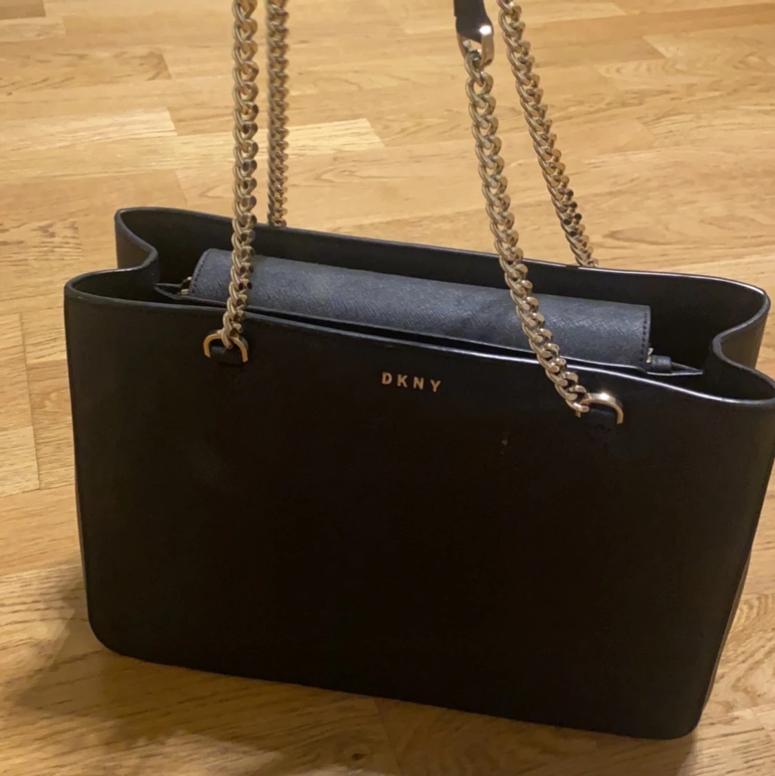 DKNY VÄSKA MED GULD DETALJER