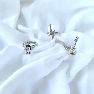 Justerbara ringar  - Superfina justerbara ringar jag gjort själv! 49kr/styck! @tinsel.uf på instagram för mer 🤍🤍