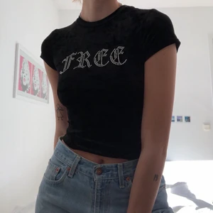 Baby tee  - En snygg baby tee med texten Free! Jättebra skick i storlek xs, men passar även S! Pris 120kr + frakt ! vid många intresserade buda i kommentarerna 💕✨