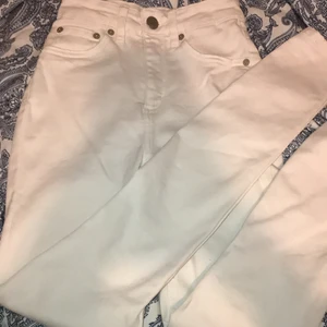 Vita jeans - Ett para vita högmidjade jeans, inga fläckar! Dom är som helt nya, använda väldigt fåtal gånger. Stretchiga och sitter bra!