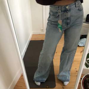 Helt oanvända jeans som vi har fått in från Gina Tricot. Väldigt populär modell samt långa!  Vi som UF-företag tar in plagg som annars hade gått till spillo, det är en liten fläck vid fickan som knappt syns. Urpsrungligt pris: 599 kr