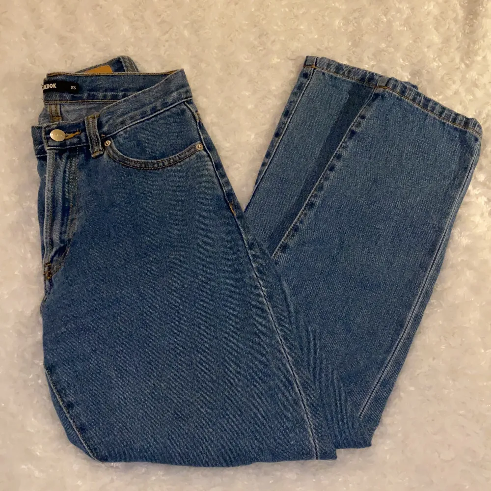 Superfina högmidjade mom-jeans från Bikbok i storlek XS 💜💜 Väldigt bekväma att ha på sig! Jeansen är i mycket fint skick och är använda fåtal gånger, säljer då jag inte kan ha dem längre :( Samfraktar gärna med andra plagg och betalning sker via Swish <33. Jeans & Byxor.