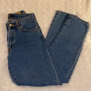 Superfina högmidjade mom-jeans från Bikbok i storlek XS 💜💜 Väldigt bekväma att ha på sig! Jeansen är i mycket fint skick och är använda fåtal gånger, säljer då jag inte kan ha dem längre :( Samfraktar gärna med andra plagg och betalning sker via Swish <33