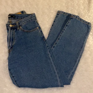 Jeans från Bikbok strl XS - Superfina högmidjade mom-jeans från Bikbok i storlek XS 💜💜 Väldigt bekväma att ha på sig! Jeansen är i mycket fint skick och är använda fåtal gånger, säljer då jag inte kan ha dem längre :( Samfraktar gärna med andra plagg och betalning sker via Swish <33
