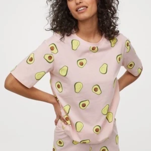 Pyjamas  - Säljer detta pyjamas sett som är från hm, fick i julklapp och kommer tyvärr inte till användning✨✨ min pyjamas är inte rosa utan svart med avokados, dem är slutsålda på sidan! Prislapp och förpackning är fortfarande kvar så dem är helt orörda🥰 skriv för egna bilder