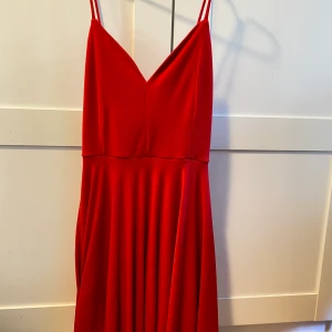 Summerdress  - Jättesöt röd sommarklänning ifrån BikBok, fina ryggdetaljer på bild två. Storlek S. Frakten står jag för🌸