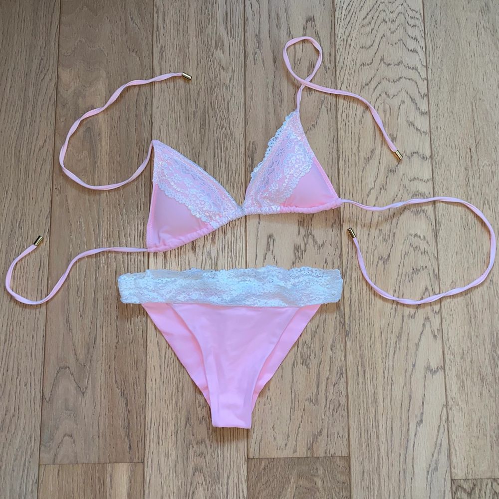 Rosa bikini med vita spets detaljer, super fin när man är brun. Märket är ”To die for swimwear” & både över & underdel är i storlek S. Använd 1-2 ggr & såklart tvättad! Pyttelite noppig vilket kan ses på bild 3 men inget som syns när den är på! Frakt ingår i priset.. Toppar.