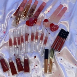 🌹Alla hjärtans dag restock🌹 - Här är lite egengjorda läppglans och nagelbandsoljor till alla hjärtans dag❤️ Jag har i oljor som: jobjobaja olja, vitamin e-olja, mandelolja och doftolja❤️ Allt är 100% vegansk och icke djurtestade, priserna varierar🥰 De ger ett fint glans på dina läppar och kan hjälpa mot torra och spruckna läppar🥰  De i mitten är nagelbandsoljor, för mer information till magelbandsoljorna (kolla min annons där jag har lagt ut nagelbandsoljor) Gratis feakt under ett par dar💗