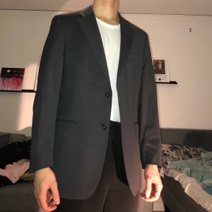 Grå Cavaliere kavaj och kostymbyxa - Grå kavaj och kostymbyxa från Cavaliere. Storlek 52. Budgivning