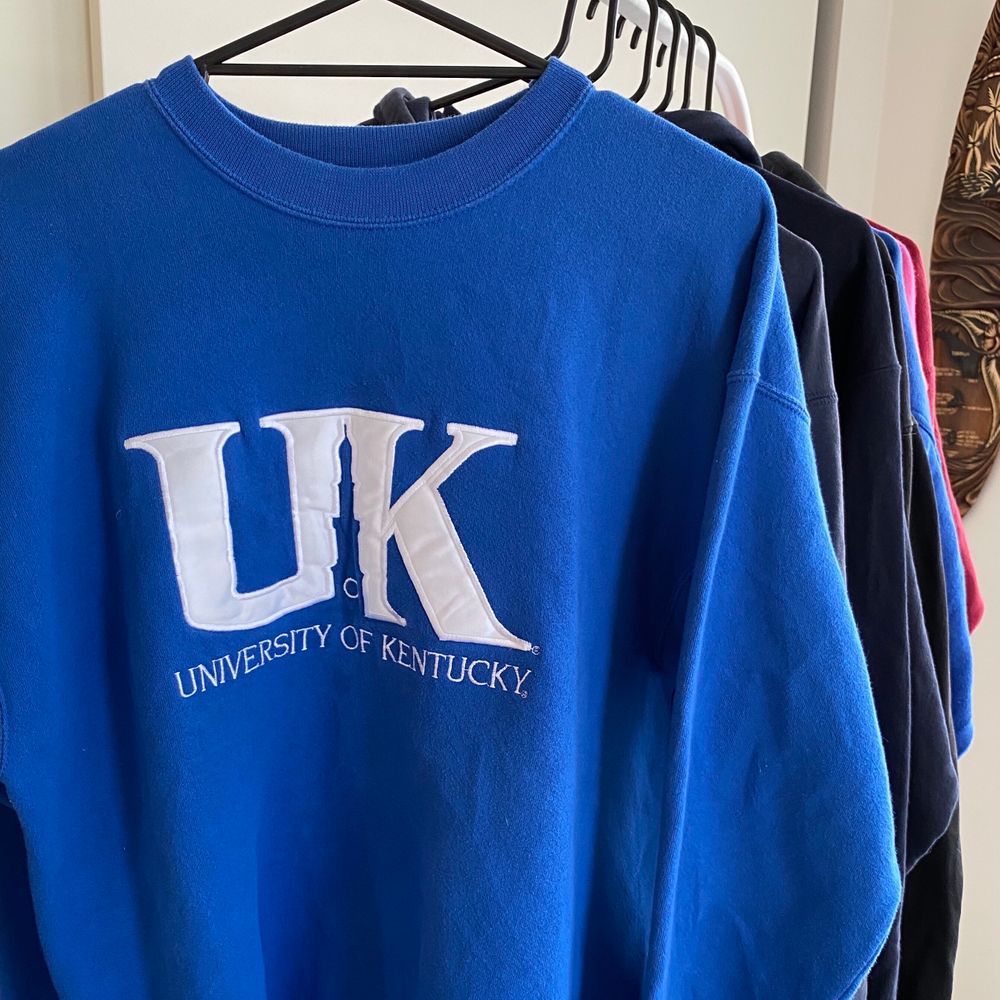 Superfin vintage University of Kentucky sweatshirt. Uppskattad storlek: M/L Cond: mycket bra. Buda i kommentarerna startbud: 100kr🥰 budgivning avslutas onsdag 9/2 kl 15:00!❤️. Tröjor & Koftor.