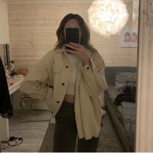 Manchesterjacka  - Säljer min fina manchesterjacka från Zara i en ljusbeige färg. Köpt i somras så i bra skick, storlek xs men passar även S då den är lite oversized🤎 frakt 66 kr