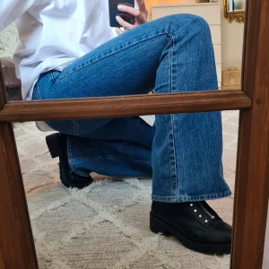 Twist & tango jeans - Mycket fint skick, inköpta för ett år sedan men använda ca2 gånger pga för tajta i midjan💔 Jag är 172cm och de sitter perfekt om man tycker om längre jeans🤎