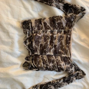 Topp från Urban Outfitters - Supersnygg crop top i mesh från Urban Outfitters, aldrig använd då den är lite för liten på mig 🤎 köparen står för frakten 