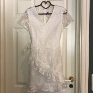 Vit tight klänning - Vit klänning ganska tight med spets i ryggen